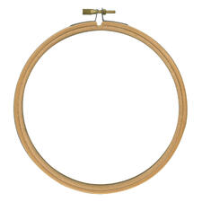 Zwei runde Stickringe aus Holz in unterschiedlichen Größen