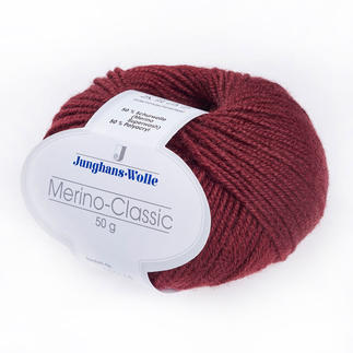 Bordeauxfarbene Wolle Merino-Classic von Junghans-Wolle in einem Knäuel.