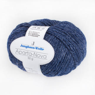 Garn Aparta-Nova von Junghans-Wolle in melierter blauer Farbe auf einem Wickel.