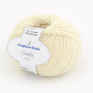 Cremefarbene Onda Wolle von Junghans-Wolle in einem runden Knäuel.