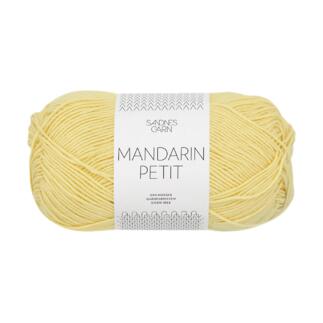 Mandarin Petit von Sandnes Garn, garnförmige Wolle in gelb mit Etikett.