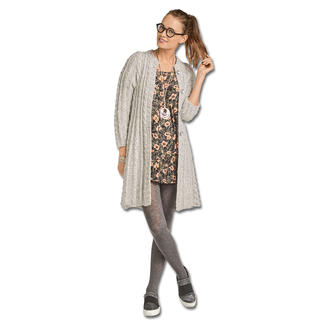 Damenjacke in hellem Grau, kombiniert mit einem floralem Kleid und modischen Leggings.