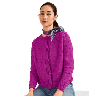 Frau trägt eine fuchsiafarbene Jacke mit Knöpfen und einem modischen Kopfband.