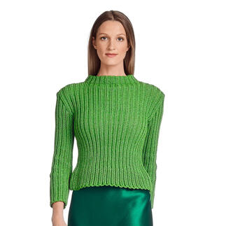 Frau trägt einen grünen Pullover aus Recycle & Cotone mit schmalem Hals und langen Ärmeln.