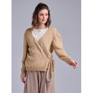 Wickeljacke aus Wool-Cotton in Beige, getragen von einer Frau mit lockigen Haaren.