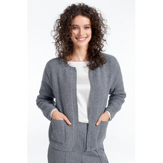 Frau in grauer Merino-Extrafein Jacke, lächelnd, mit Taschen