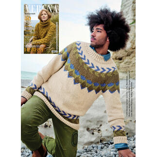 Herrenpullover mit Muster, männliches Model am Strand, Zeitschrift im Hintergrund.