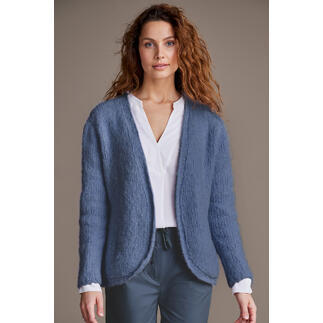 Weiche Jacke aus Nappy von Junghans-Wolle, weibliches Model schaut freundlich.