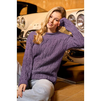 Lila Pullover aus Merino Pur 125 Retro, sitzend auf dem Boden vor einem Auto