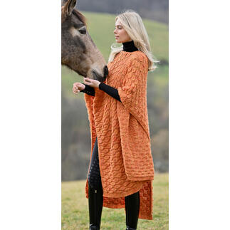 Frau trägt einen Poncho aus Linie 563 Orea von ONline.