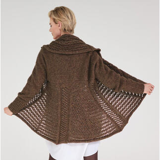 Frau dreht sich in einer braunen Jacke aus Frigga mit weitem Schnitt.