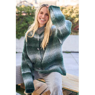 Oversize-Jacke aus Vision Color, lächelnde Frau im Freien.