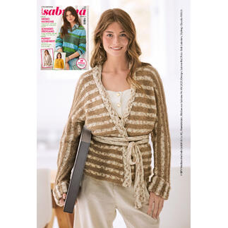 Beige Wickeljacke mit Streifen aus Animals und Arequipa, getragen von einer Frau.