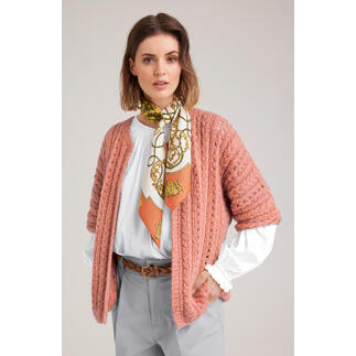 Rosa Jacke, 2-fädig aus Brillianto und Aerea, mit modischem Halstuch.