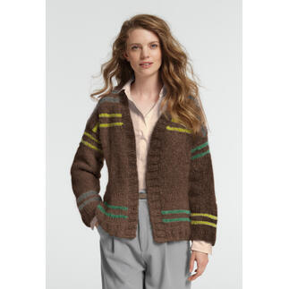 Braune Jacke aus Nappy mit bunten Streifen, getragen von einer Frau.
