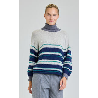 Gestreifter Pullover aus Babyboomer, getragen von einer lächelnden Frau.
