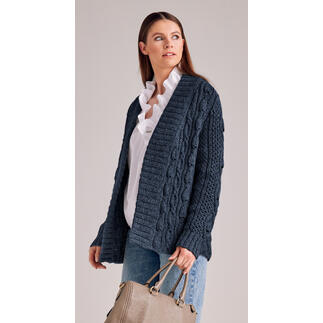 Dunkelblaue Jacke aus Landwolle, kombiniert mit einem weißen Shirt und einer Tasche.