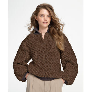 Brauner Polo-Pullover aus Nappy und Nuovo Merino 120, locker sitzend auf einer Frau.
