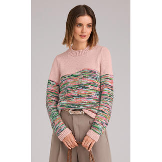 Frau in einem Pullover aus Merino-Print und Nuovo Merino 120, mit buntem Muster.