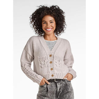 Frau in einer Jacke aus Merino-Classic mit großen Knöpfen und V-Ausschnitt.