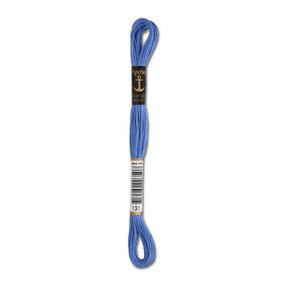 Anchor-Sticktwist in Blau, Farb-Nr. 131, 8-fädig auf einer Karte.