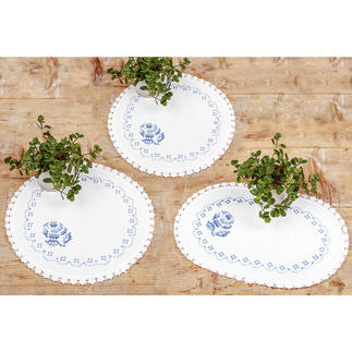 3 Deckchen - Blaue Rosen im Set Stickereien in Blau-Weiss – luftig frisch und dennoch zeitlos klassisch. 