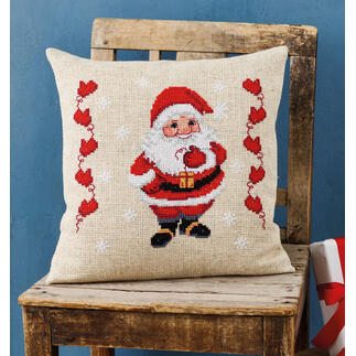 Kissenhülle mit Nikolausmotiv auf einem Holzstuhl.