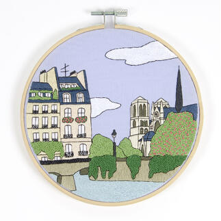 Stickset Paris mit gesticktem Stadtbild in einem Holzrahmen.