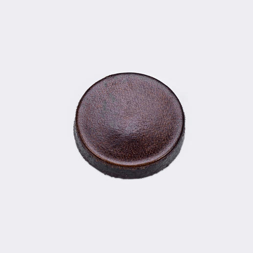 Runder Lederknopf in dunkler Farbe mit leichtem Glanz