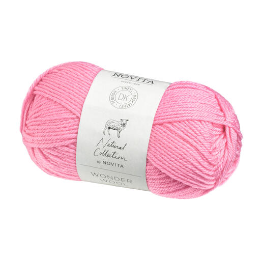 Novita Wonder Wool dk in der Farbe 510, ein Knäuel weicher Wolle auf weißem Hintergrund.