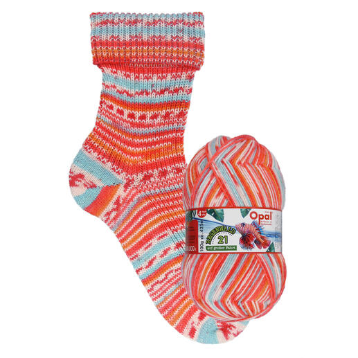 Orange Socke mit blauen Mustern und passender Wolle in verschiedenen Orangetönen