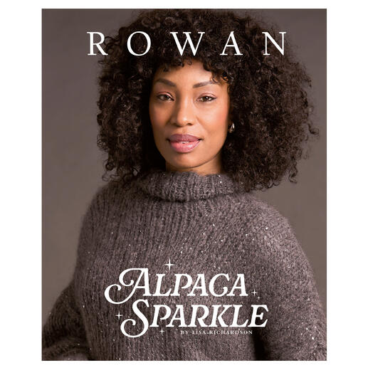 Model trägt einen grauen Pullover aus Rowan Alpaca Sparkle