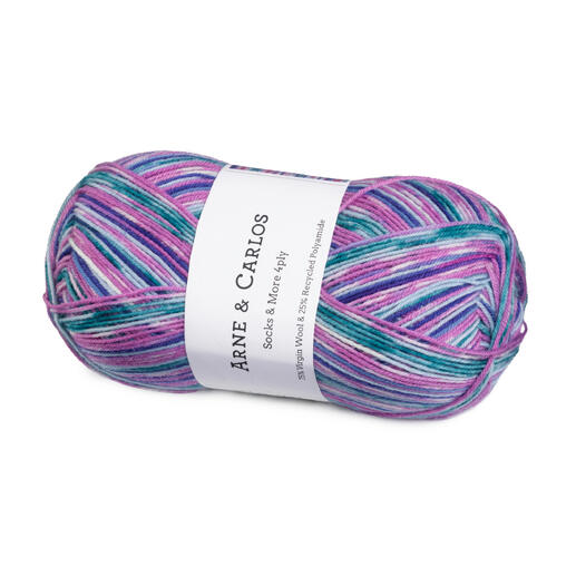 Gestreiftes Wollknäuel Socks & More von Kremke in Lila und Türkis.