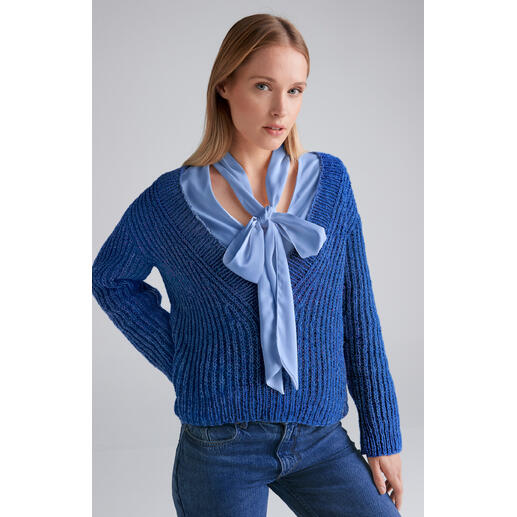 Blauer Pullover aus Punktino, weibliches Model mit Schleife am Hals.