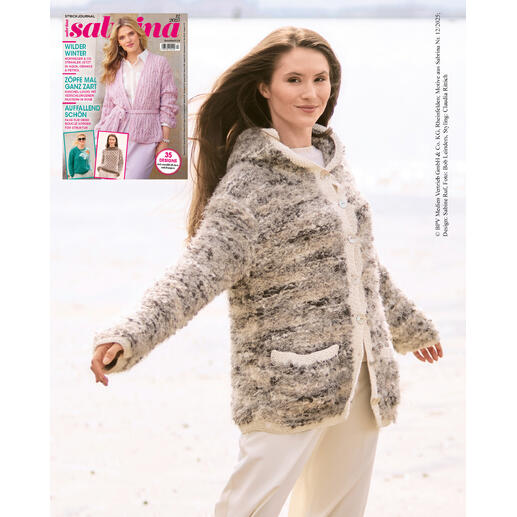 Frau in einer gestreiften Jacke mit Kapuze, im Hintergrund ein Modemagazin.