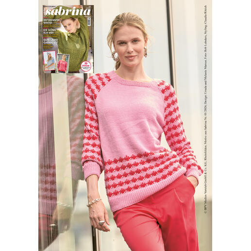 Frau trägt einen pinken Raglanpulli mit Muster, im Hintergrund ein Modemagazin.