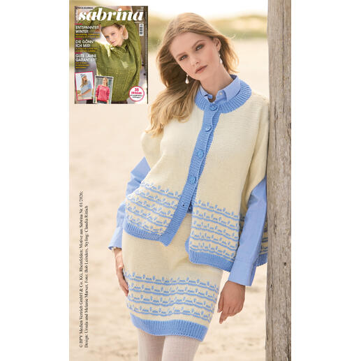 Frau in einem cremefarbenen Cape mit Rock und blauen Akzenten, im Hintergrund ein Modemagazin.