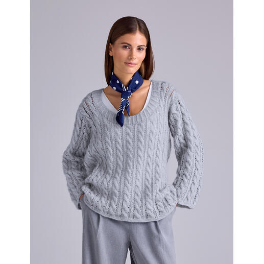 Pullover aus Alpafluffy in Hellgrau mit Zopfdesign.