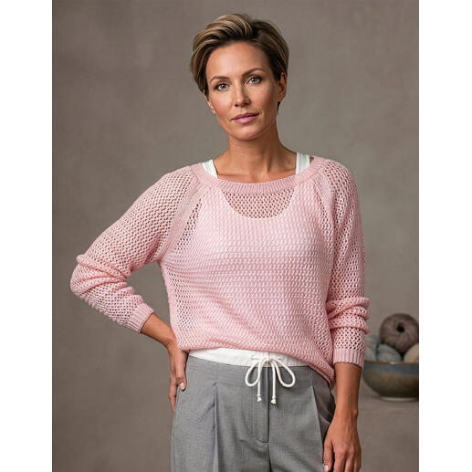 Frau trägt einen hellrosa Pullover aus Seidana® mit offener Maschenstruktur.