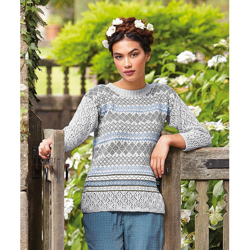 Weißer Pullover mit Muster, Modell aus Summerlite 4ply von Rowan in Blumenlandschaft.