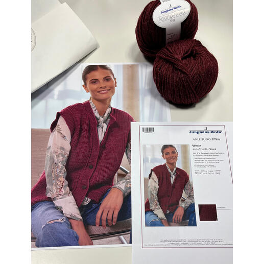 WoolBag Weste mit ausgedrucktem Bild und Garn auf einem Tisch.