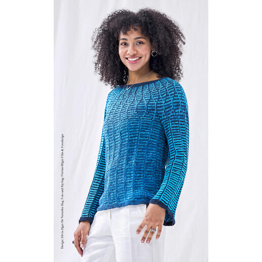 Pulli mit Rundpasse aus Bobbel Cotton in Blau mit Rippstruktur.