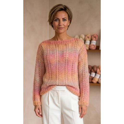 Frau trägt einen bunter, 3-fädigen Pullover aus Lotti-Colori und Aerea von Junghans-Wolle.