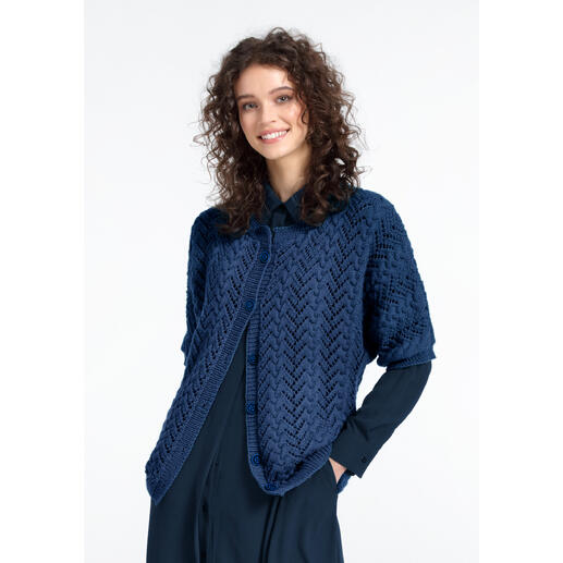 Frau trägt eine dunkelblaue Jacke aus Babyboomer von Junghans-Wolle.