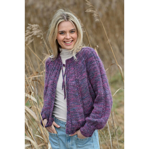 Frau trägt eine Top-Down-Kimonojacke aus Linie 564 Sirella von ONline.