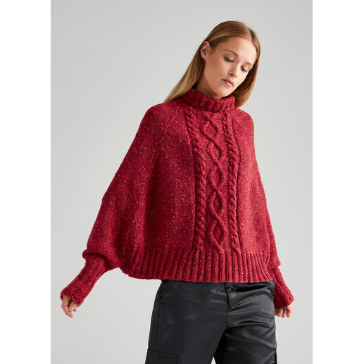 Frau trägt einen Poncho-Pullover aus Punktino von Junghans-Wolle.