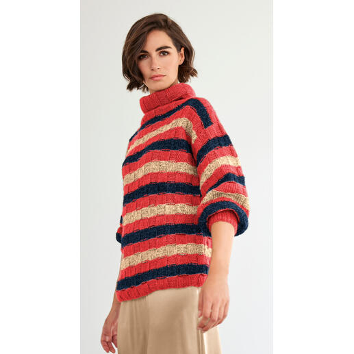 Frau trägt einen Pullover aus Wool-Cotton von Junghans-Wolle.