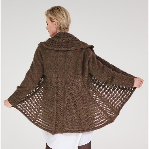 Frau dreht sich in einer braunen Jacke aus Frigga mit weitem Schnitt.