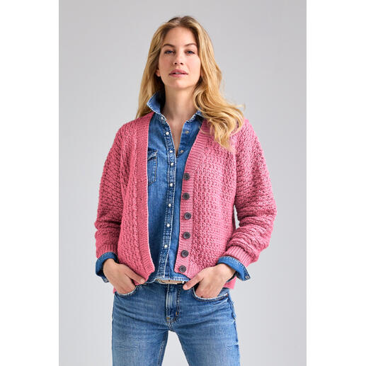 Frau trägt eine rosa Jacke aus Enny mit Knöpfen.