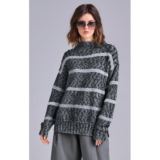 Frau trägt einen gestreiften Pullover aus Animals und NewWool.